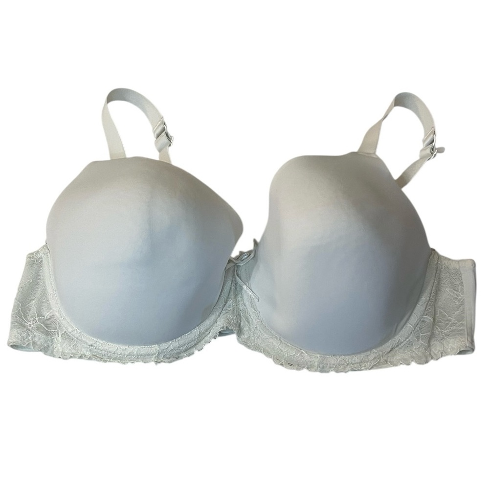 Chic White Underwire Bra with Lace Accents